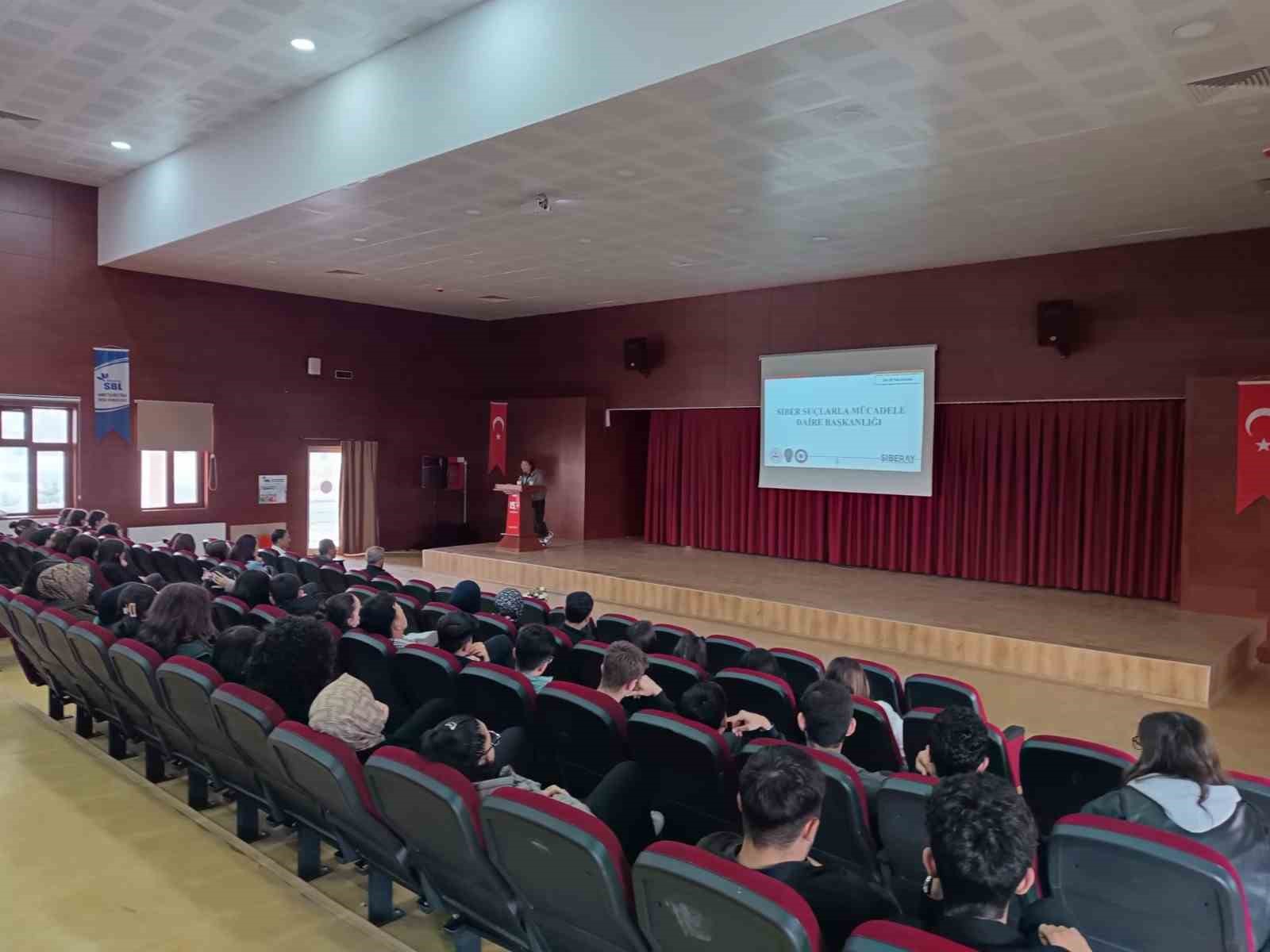 Siber polisi öğrencileri sanal dünyadaki risk ve tehditler hakkında bilgilendiriyor
