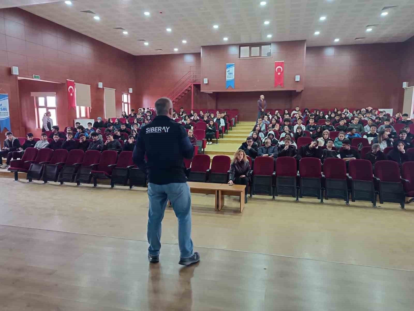 Siber polisi öğrencileri sanal dünyadaki risk ve tehditler hakkında bilgilendiriyor

