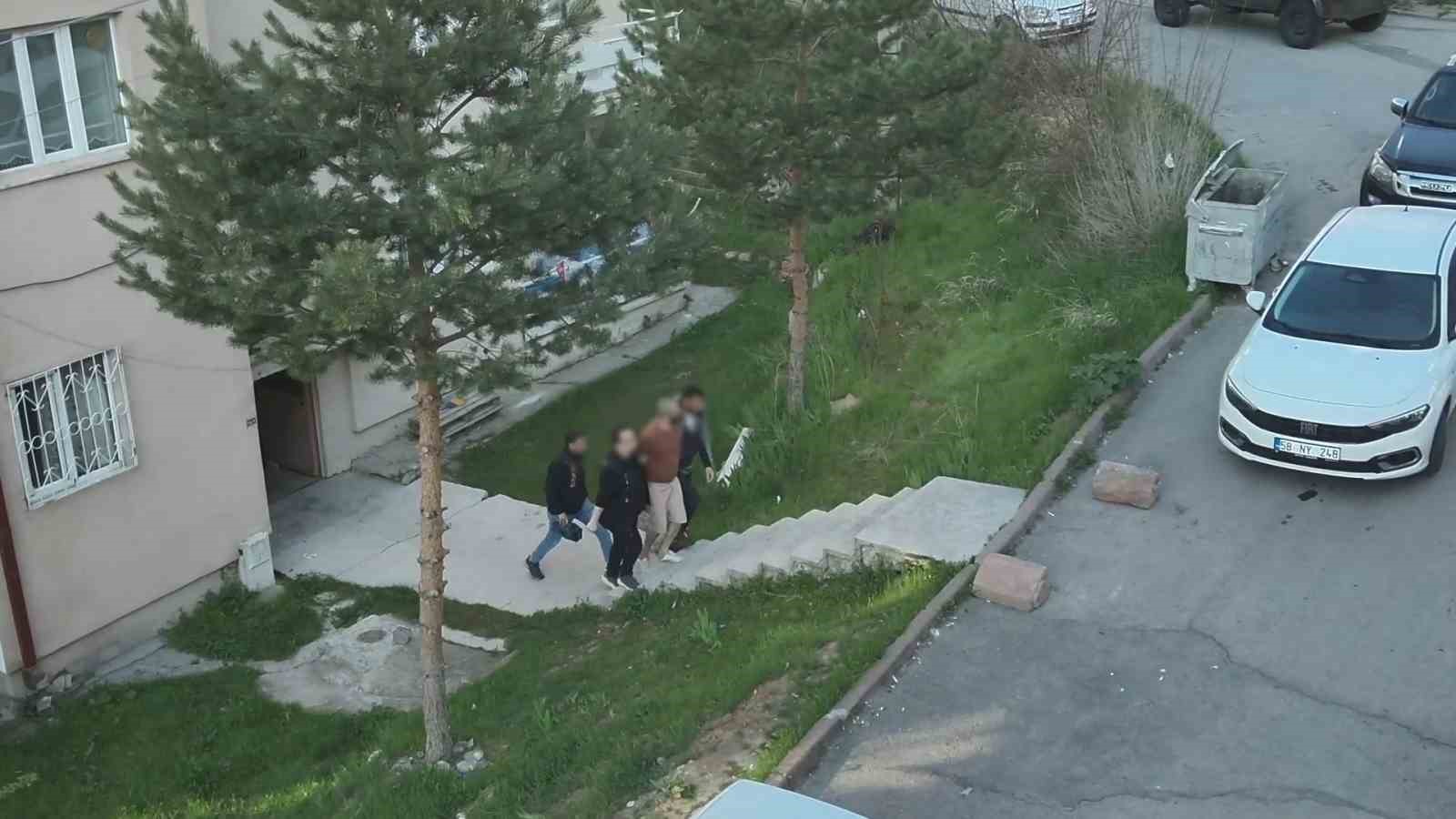 Siber suç makineleri 50’den fazla dosyadan aranıyordu, Sivas’ta yakalandılar
