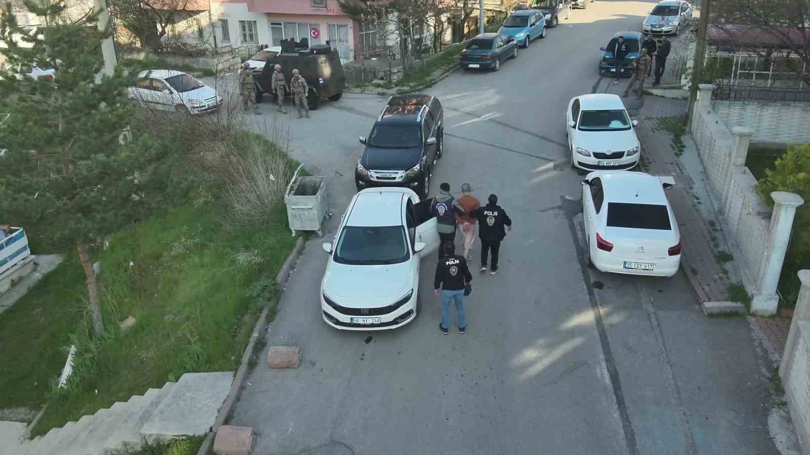 Siber suç makineleri 50’den fazla dosyadan aranıyordu, Sivas’ta yakalandılar

