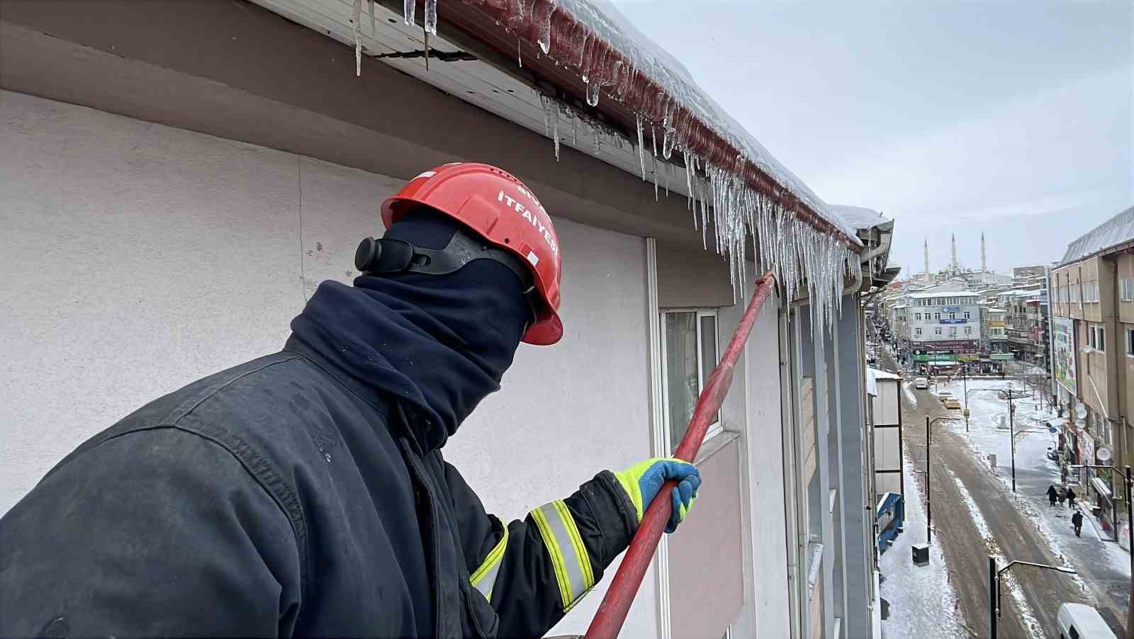 Sibirya soğukları buz sarkıtları oluşturdu, ekipler harekete geçti
