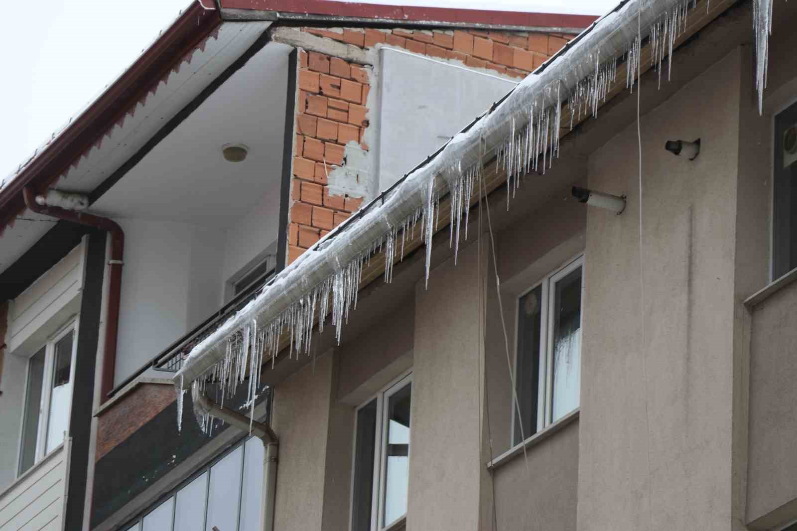 Sibirya soğukları buz sarkıtları oluşturdu, ekipler harekete geçti
