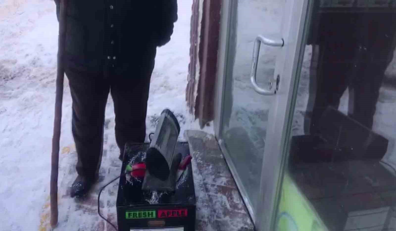 Sibirya soğukları esnafı zorladı: Donan kapı kilidini ısıtıcıyla açmaya çalıştı
