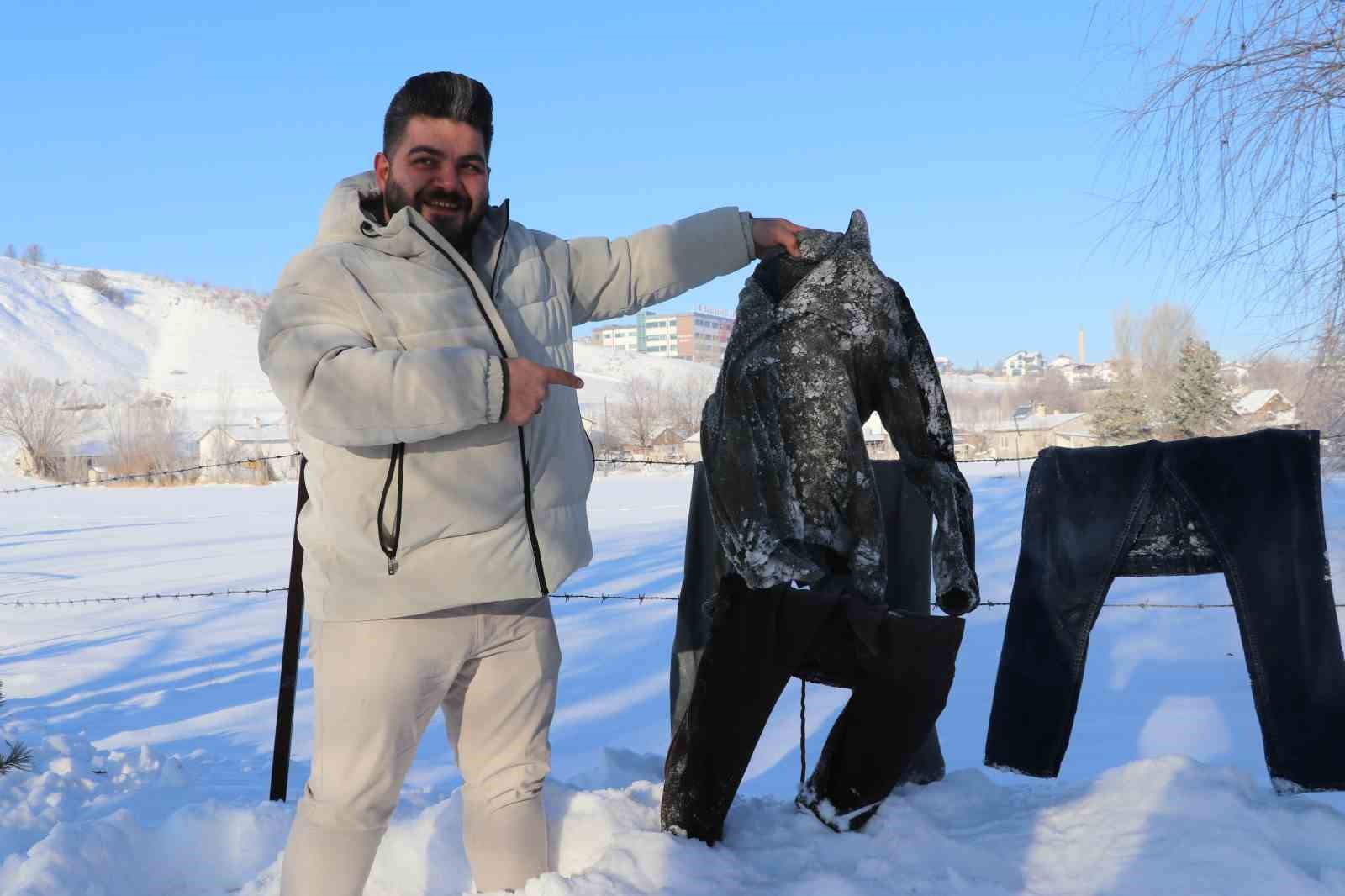 Sibirya soğukları Sivas’ı dondurdu, çamaşırlar kaskatı kesildi
Sibirya soğukları Sivas’ı dondurdu, çamaşırlar kaskatı kesildi