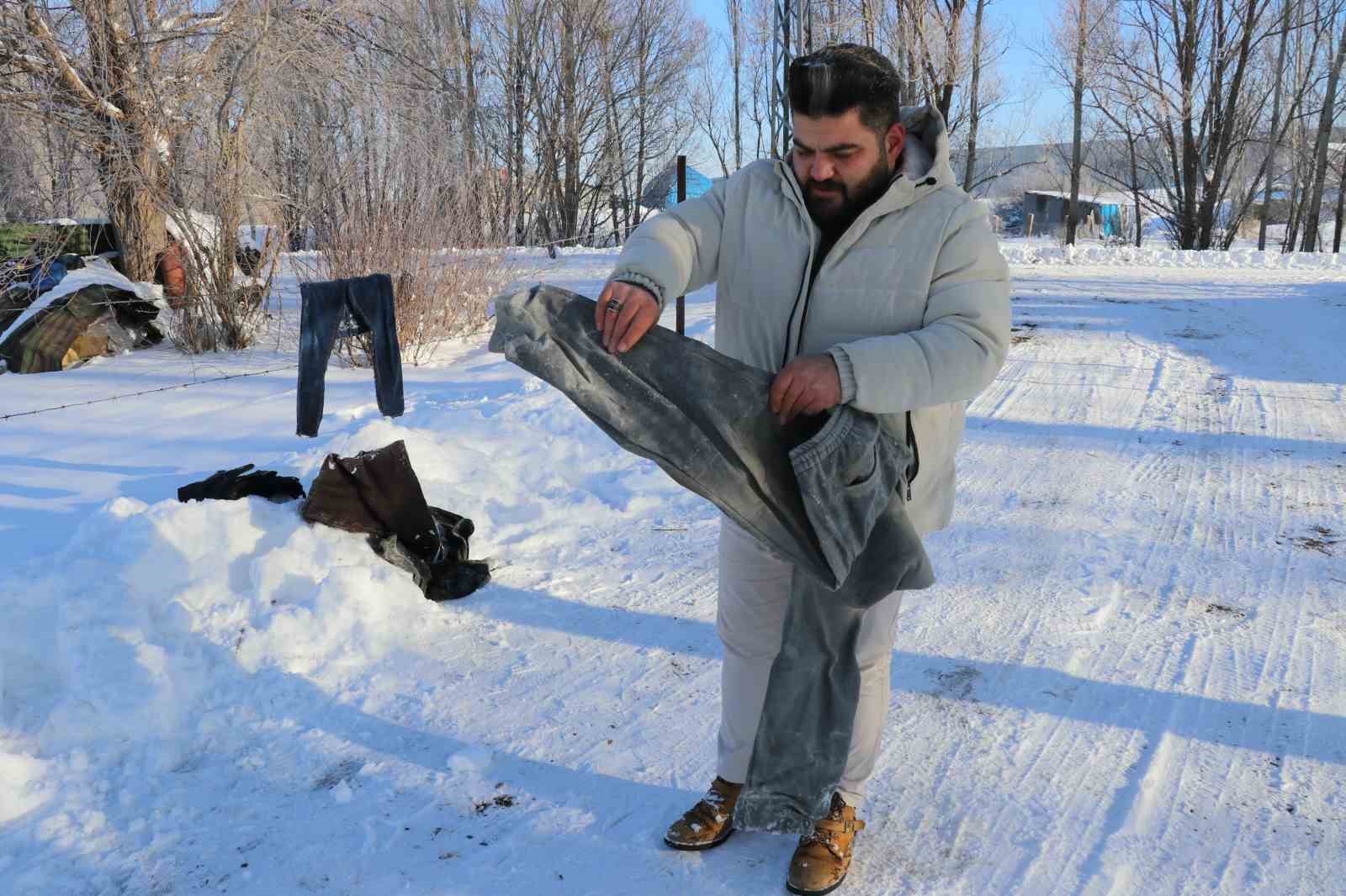 Sibirya soğukları Sivas’ı dondurdu, çamaşırlar kaskatı kesildi
Sibirya soğukları Sivas’ı dondurdu, çamaşırlar kaskatı kesildi
