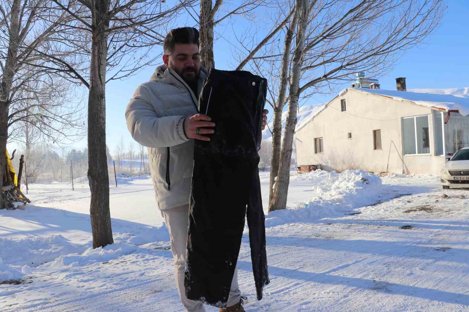 Sibirya soğukları Sivas’ı dondurdu, çamaşırlar kaskatı kesildi
Sibirya soğukları Sivas’ı dondurdu, çamaşırlar kaskatı kesildi