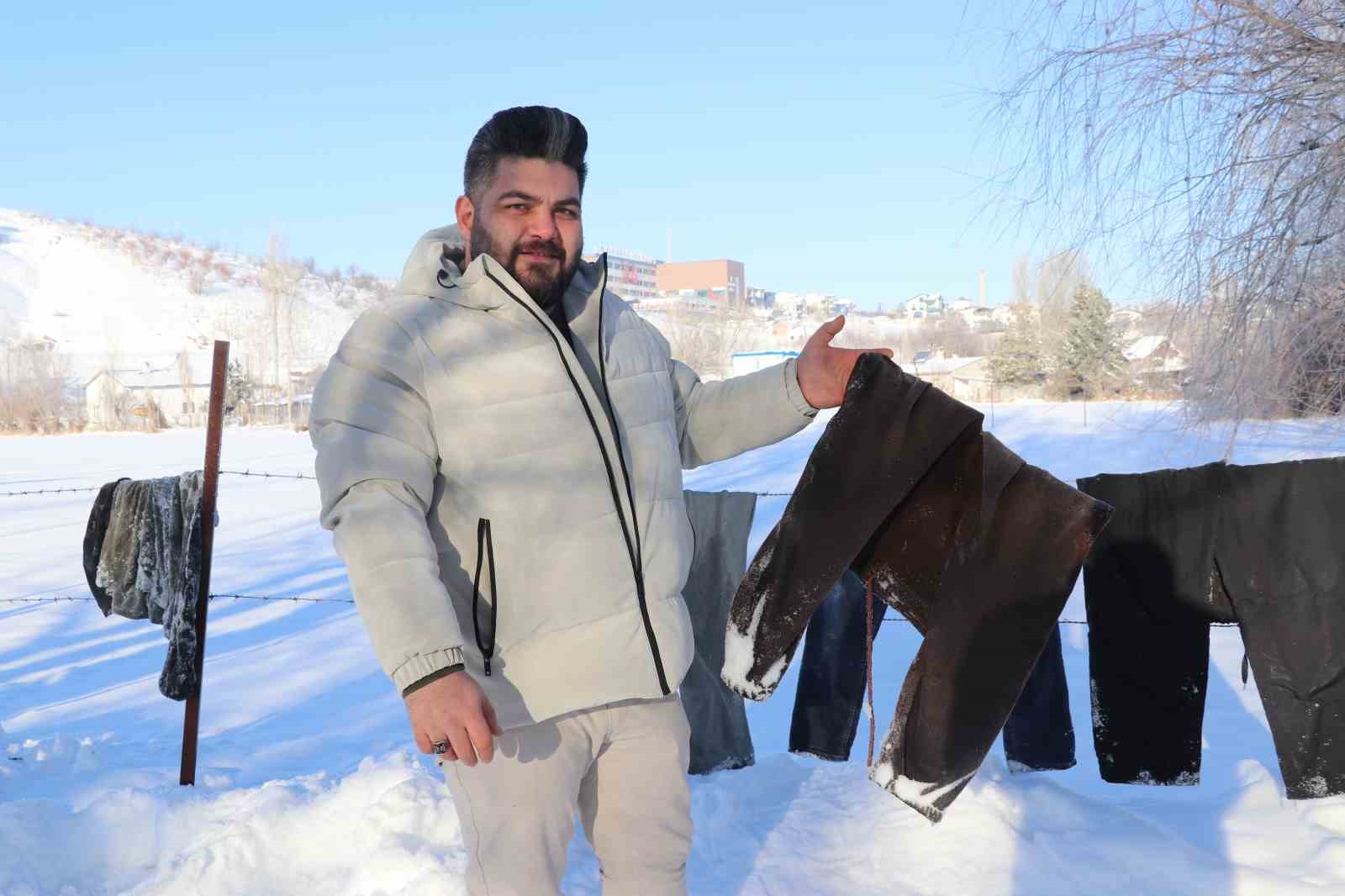 Sibirya soğukları Sivas’ı dondurdu, çamaşırlar kaskatı kesildi
Sibirya soğukları Sivas’ı dondurdu, çamaşırlar kaskatı kesildi