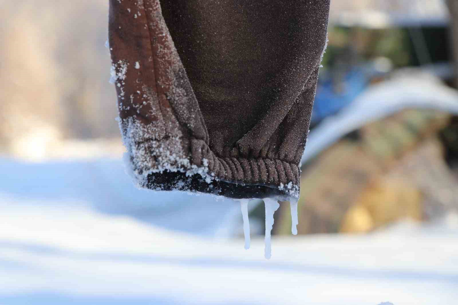 Sibirya soğukları Sivas’ı dondurdu, çamaşırlar kaskatı kesildi
Sibirya soğukları Sivas’ı dondurdu, çamaşırlar kaskatı kesildi