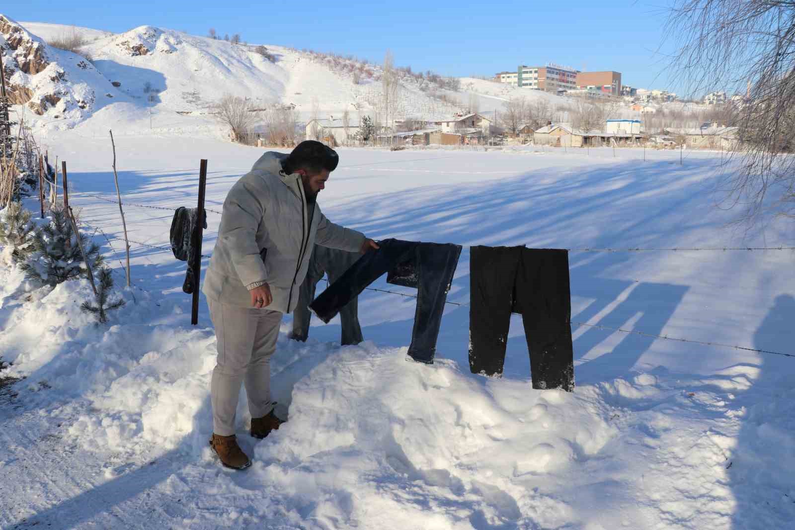 Sibirya soğukları Sivas’ı dondurdu, çamaşırlar kaskatı kesildi
Sibirya soğukları Sivas’ı dondurdu, çamaşırlar kaskatı kesildi