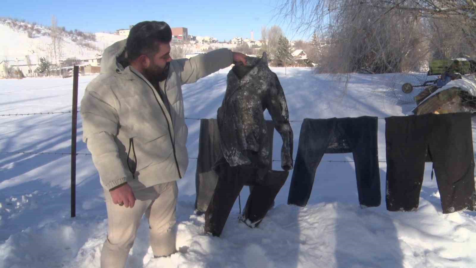 Sibirya soğukları Sivas’ı dondurdu, çamaşırlar kaskatı kesildi
Sibirya soğukları Sivas’ı dondurdu, çamaşırlar kaskatı kesildi