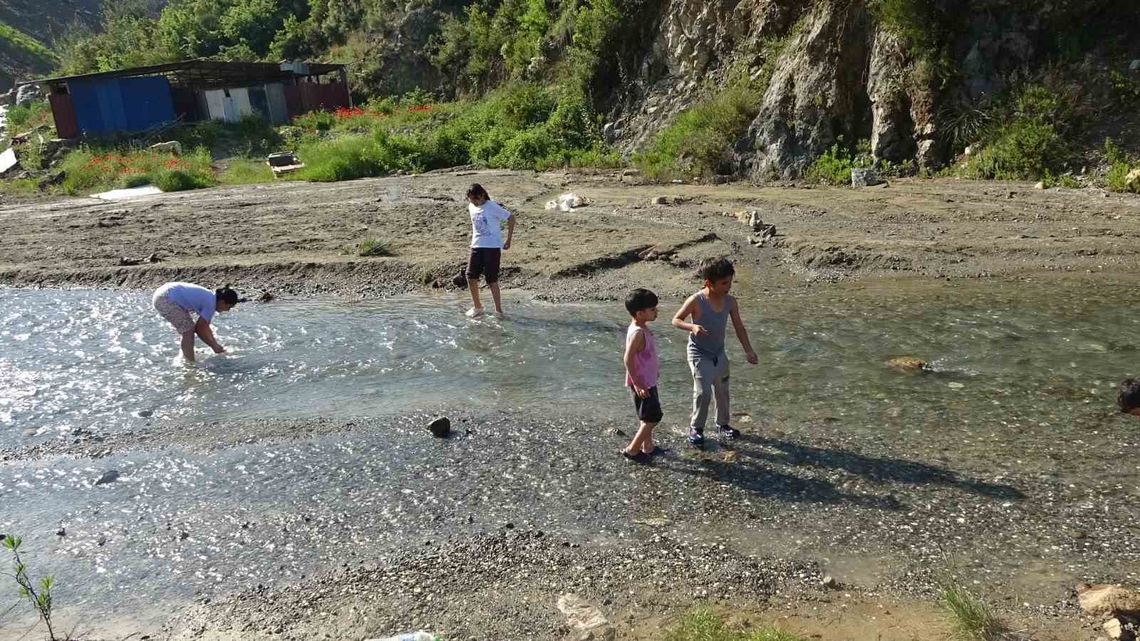 Sıcak havadan bunalan çocuklar derede serinledi
