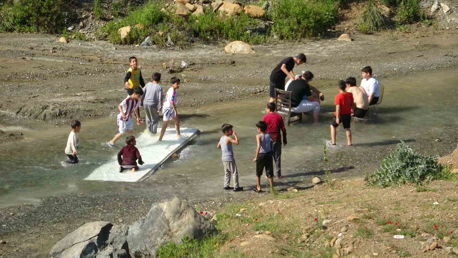 Sıcak havadan bunalan çocuklar derede serinledi
