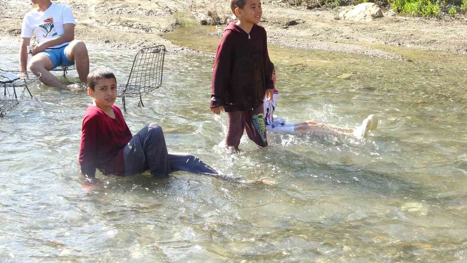 Sıcak havadan bunalan çocuklar derede serinledi
