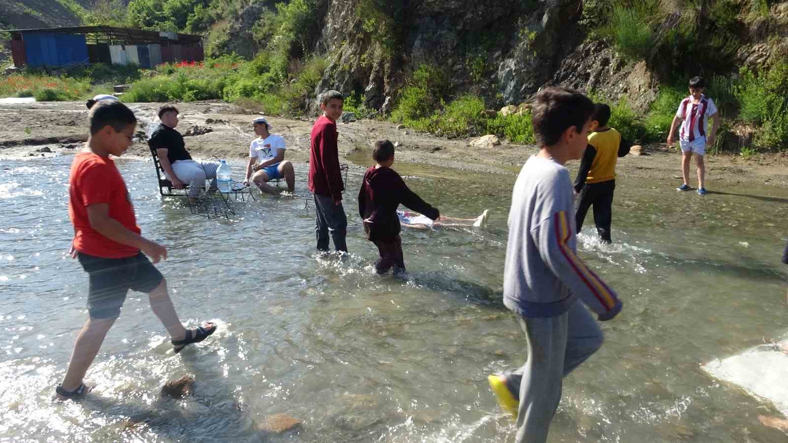Sıcak havadan bunalan çocuklar derede serinledi
