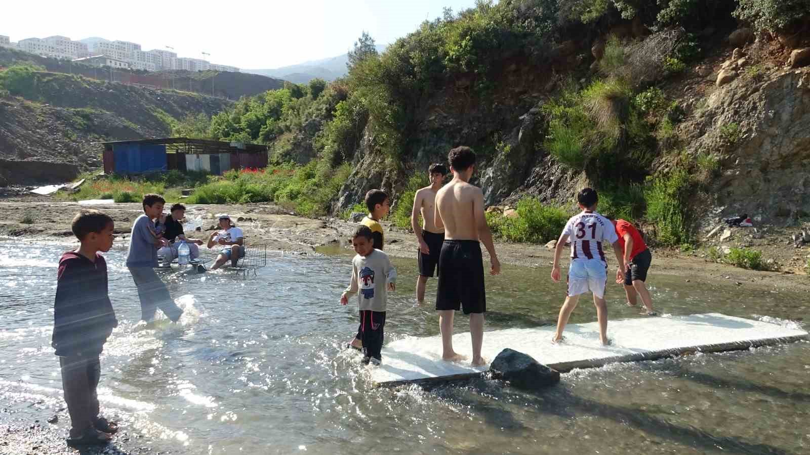 Sıcak havadan bunalan çocuklar derede serinledi
