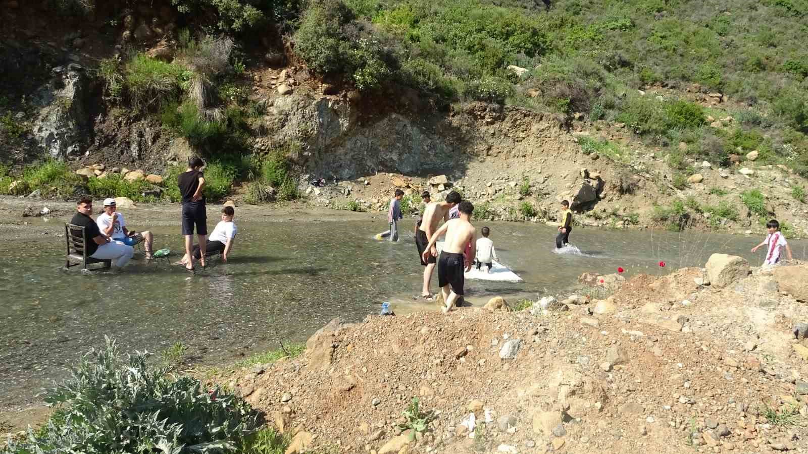 Sıcak havadan bunalan çocuklar derede serinledi
