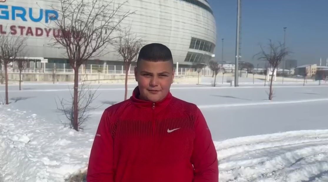 ‘Sıcak sevmiyorum’ dedi, Sibirya soğuklarında karda yuvarlandı
