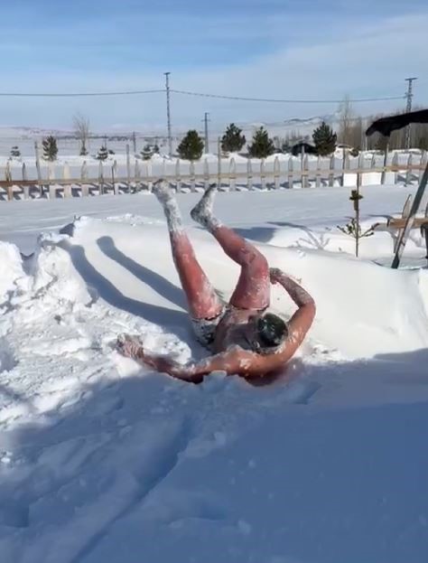 ‘Sıcak sevmiyorum’ dedi, Sibirya soğuklarında karda yuvarlandı
