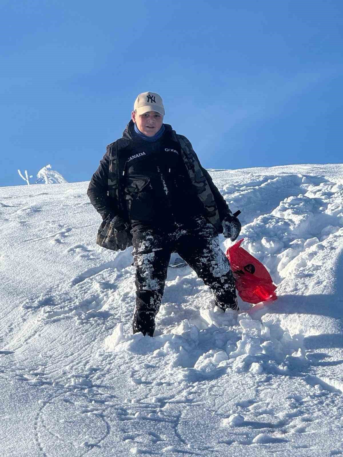 ‘Sıcak sevmiyorum’ dedi, Sibirya soğuklarında karda yuvarlandı
