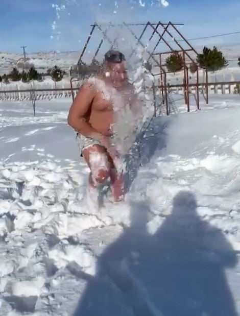 ‘Sıcak sevmiyorum’ dedi, Sibirya soğuklarında karda yuvarlandı
