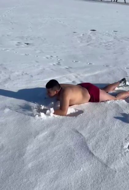 ‘Sıcak sevmiyorum’ dedi, Sibirya soğuklarında karda yuvarlandı
