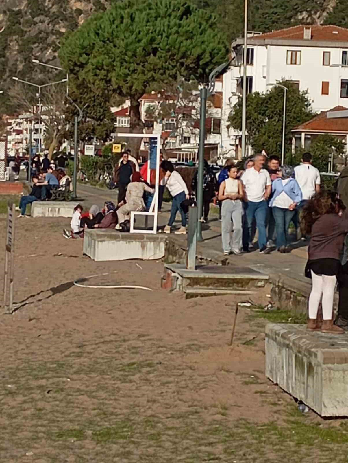 Sıcaklığın 28 dereceye çıktığı Bartın’da plaj ve parklar doldu
