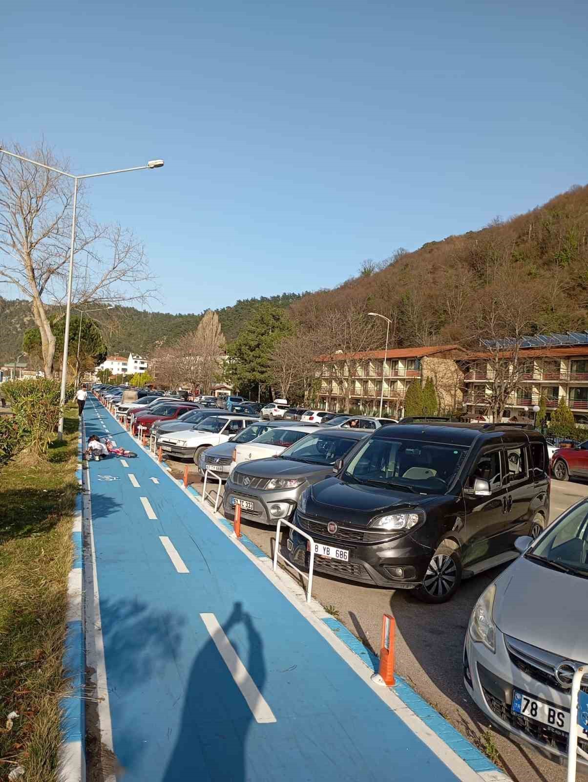 Sıcaklığın 28 dereceye çıktığı Bartın’da plaj ve parklar doldu
