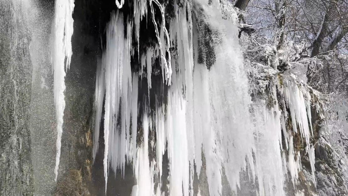 Sıcaklığın eksi 21 dereceye düştüğü Sivas’ta Sızır Şelalesi’nde devasa buz sarkıtları oluştu
