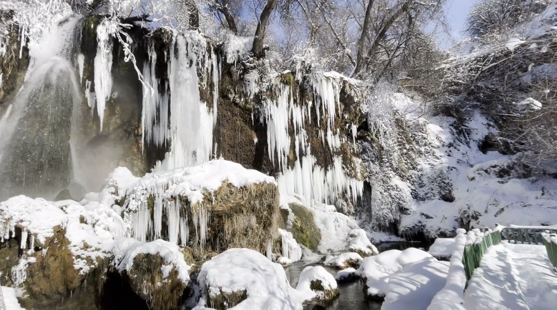Sıcaklığın eksi 21 dereceye düştüğü Sivas’ta Sızır Şelalesi’nde devasa buz sarkıtları oluştu
