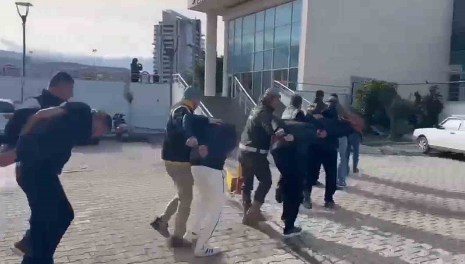 Şiddet uygulayarak banka hesabındaki 35 bin TL’yi ve cep telefonunu gasp eden 6 kişi tutuklandı
