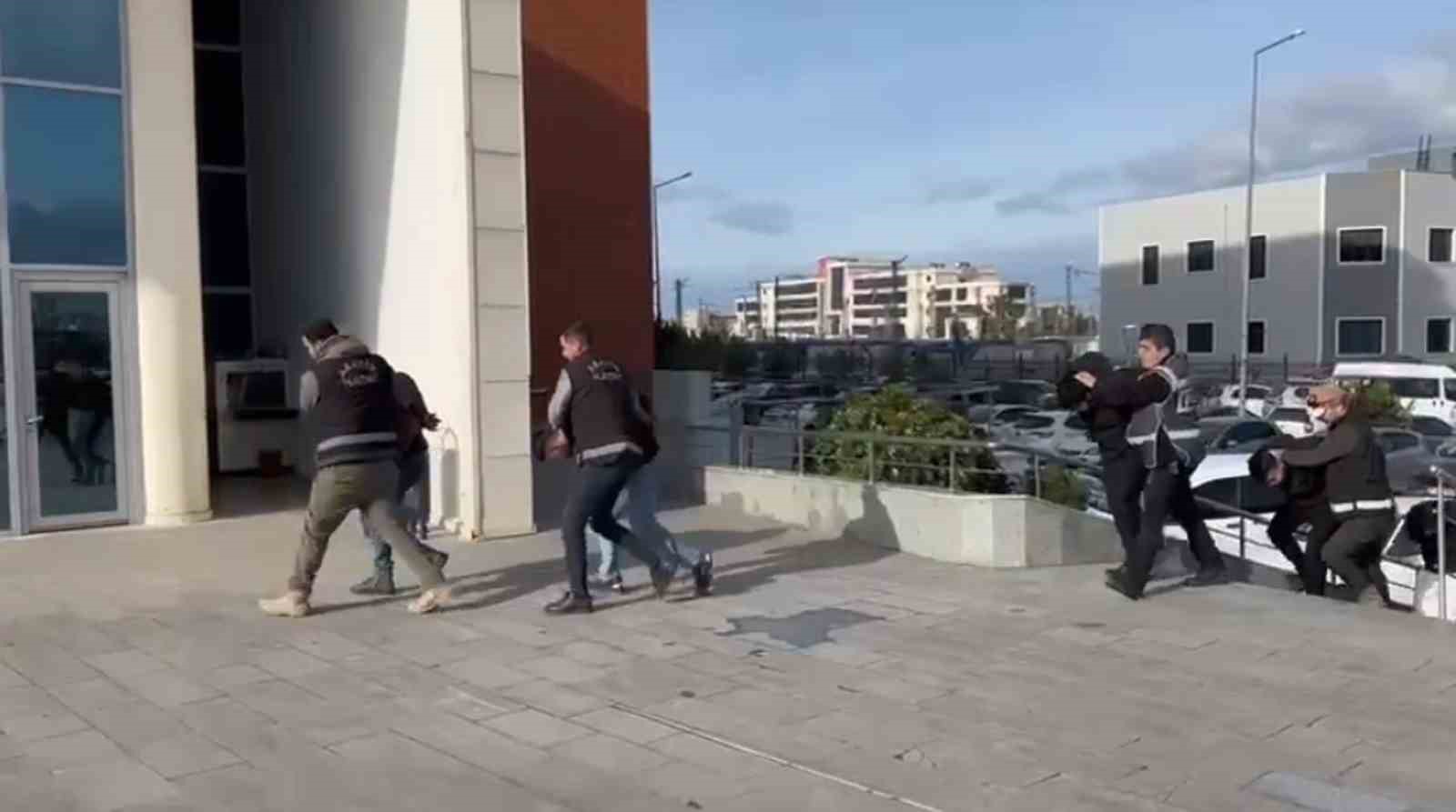 Şiddet uygulayarak banka hesabındaki 35 bin TL’yi ve cep telefonunu gasp eden 6 kişi tutuklandı
