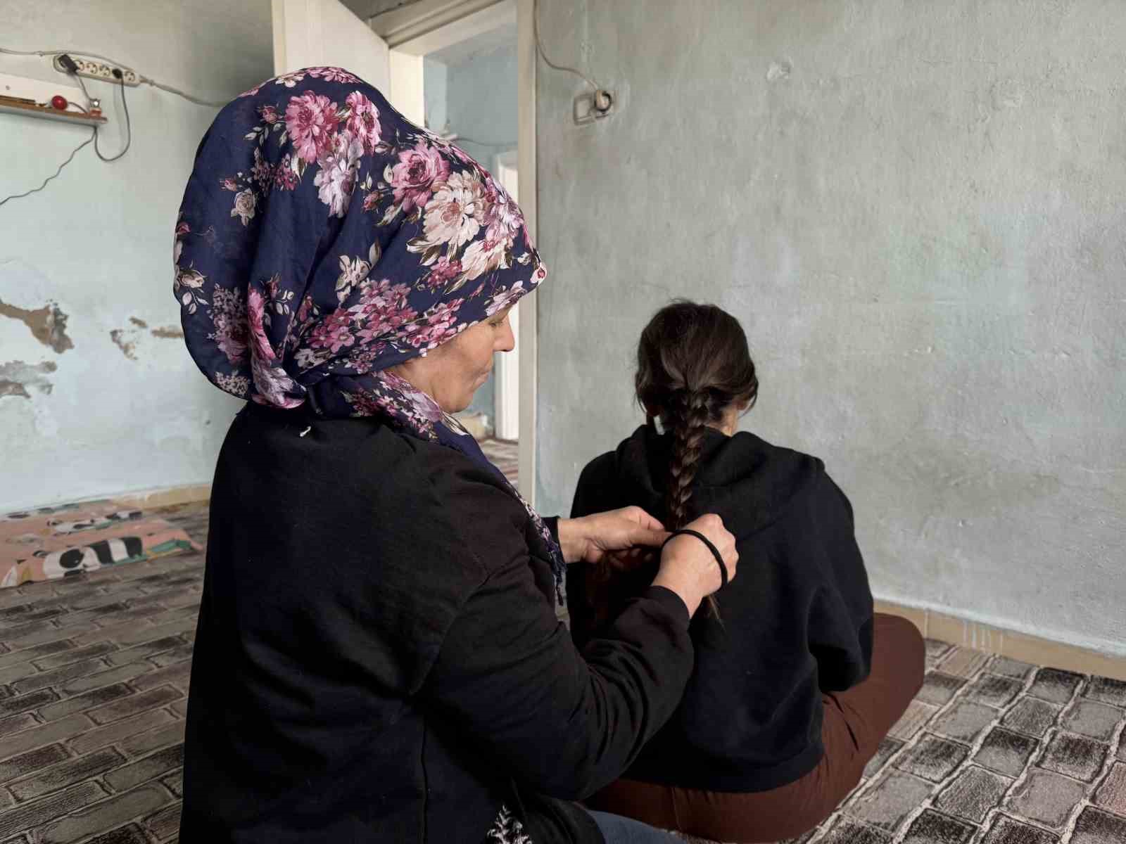 Şiddet ve kuma gerçeğine rağmen 4 çocuğu için mücadele ediyor
