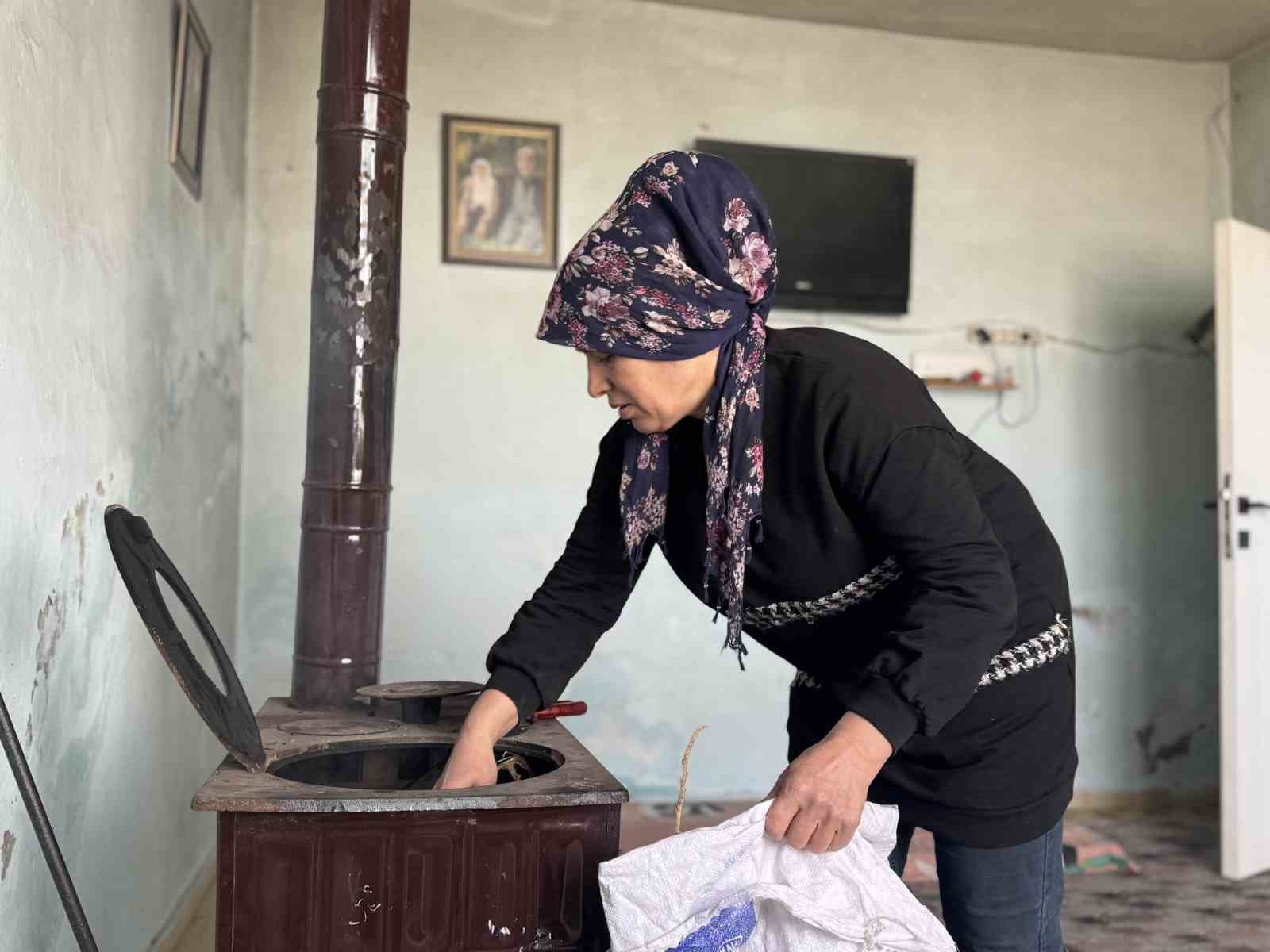 Şiddet ve kuma gerçeğine rağmen 4 çocuğu için mücadele ediyor
