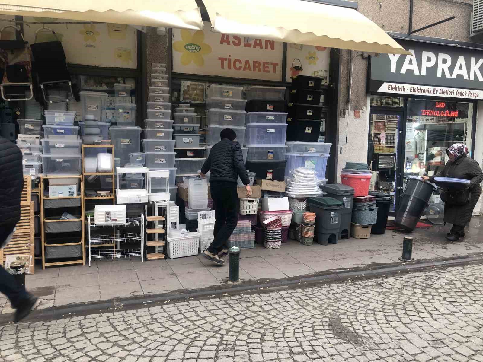 Şiddetli fırtına ortalığı birbirine kattı
