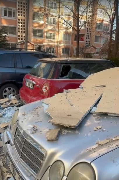 Şiddetli fırtınadan dolayı sökülen dış yalıtım malzemeleri üzerine düştükleri otomobillerin hasar almasına neden oldu
