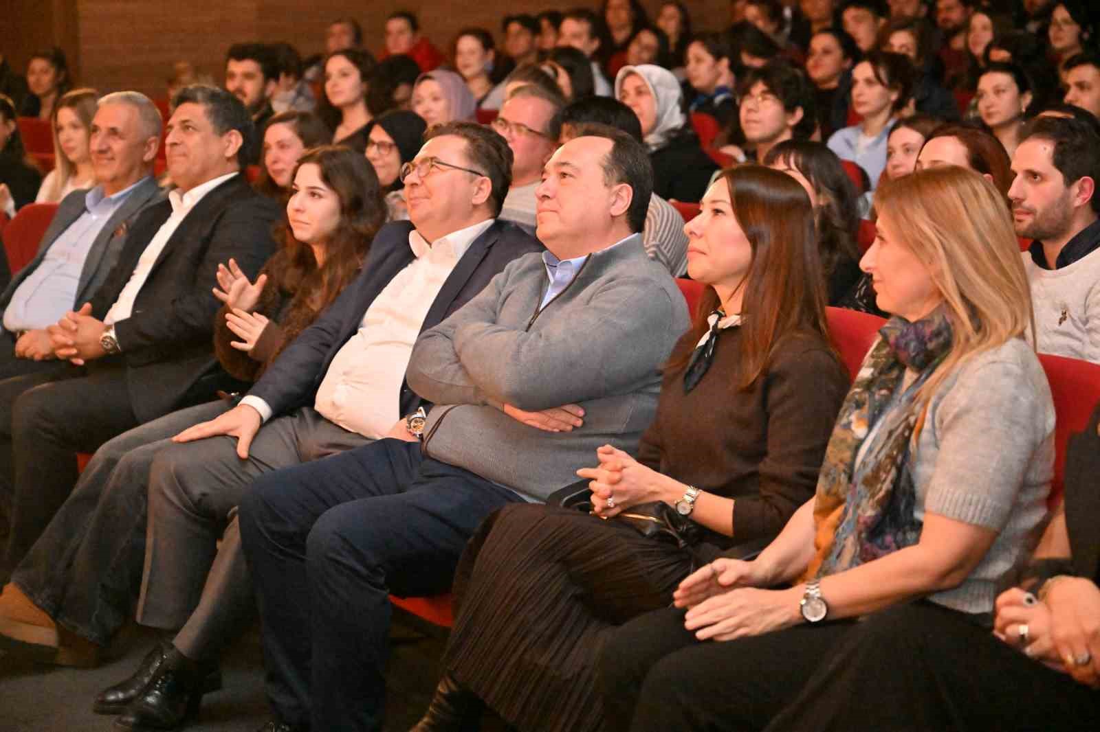 ‘Şiddetli geçimsizlik’ dünya prömiyerini Manisa’da yaptı
‘Şiddetli geçimsizlik’ dünya prömiyerini Manisa’da yaptı