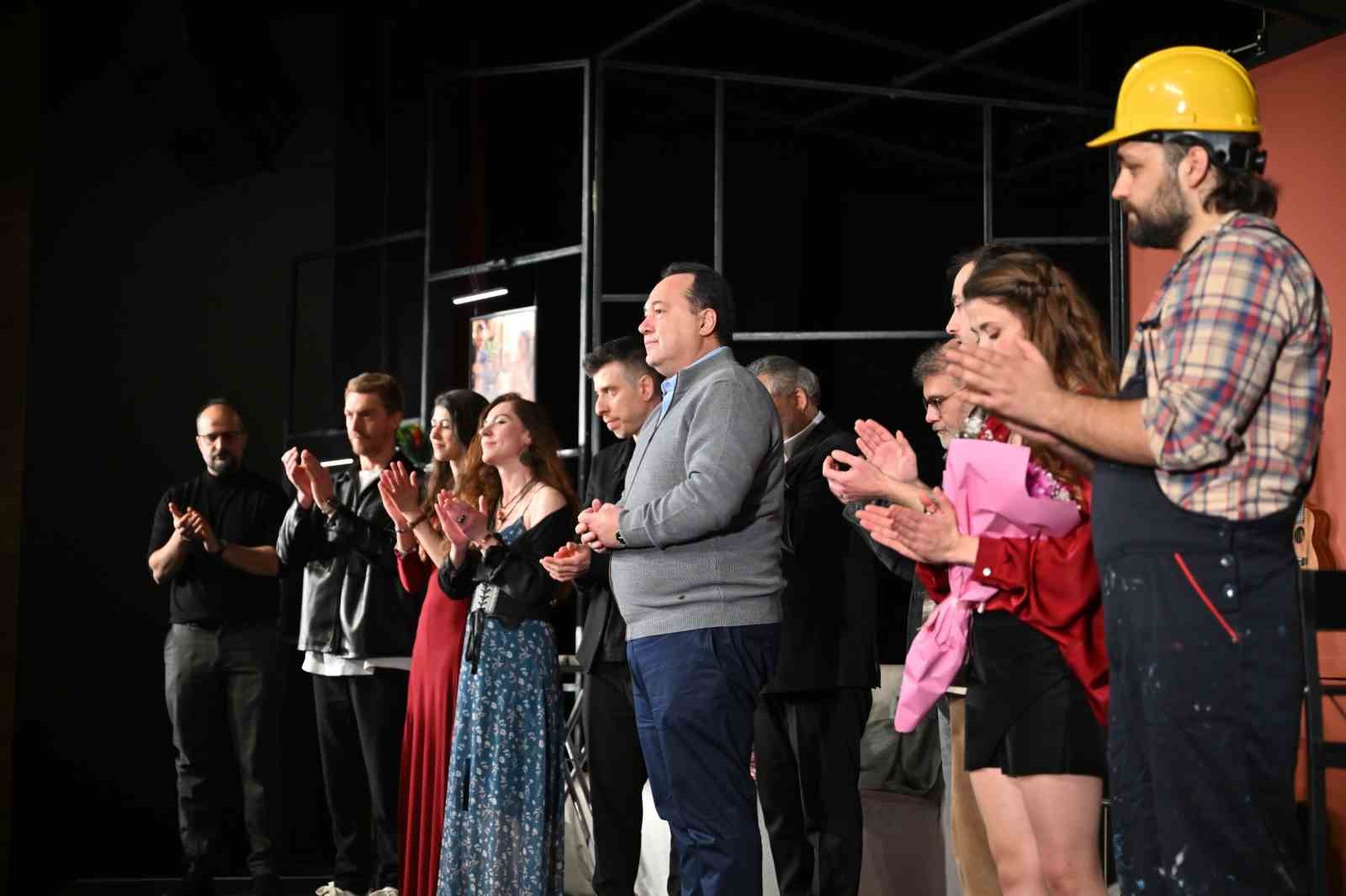 ‘Şiddetli geçimsizlik’ dünya prömiyerini Manisa’da yaptı
‘Şiddetli geçimsizlik’ dünya prömiyerini Manisa’da yaptı