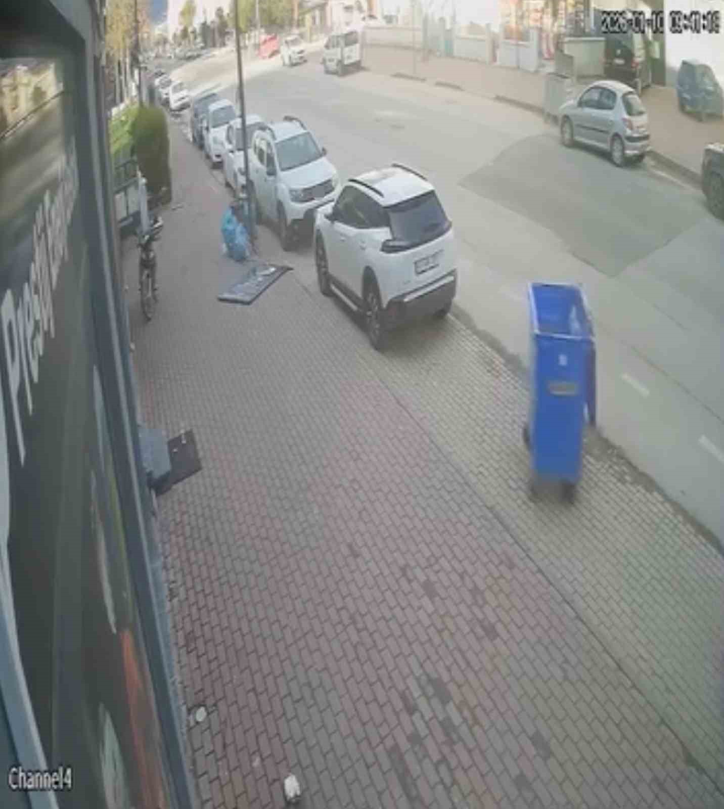 Şiddetli lodos tabelayı kopardı, facia kıl payı atlatıldı
