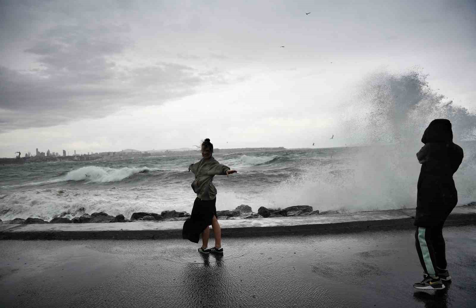 Şiddetli lodosa aldırış etmeden fotoğraf yarışına girdiler
