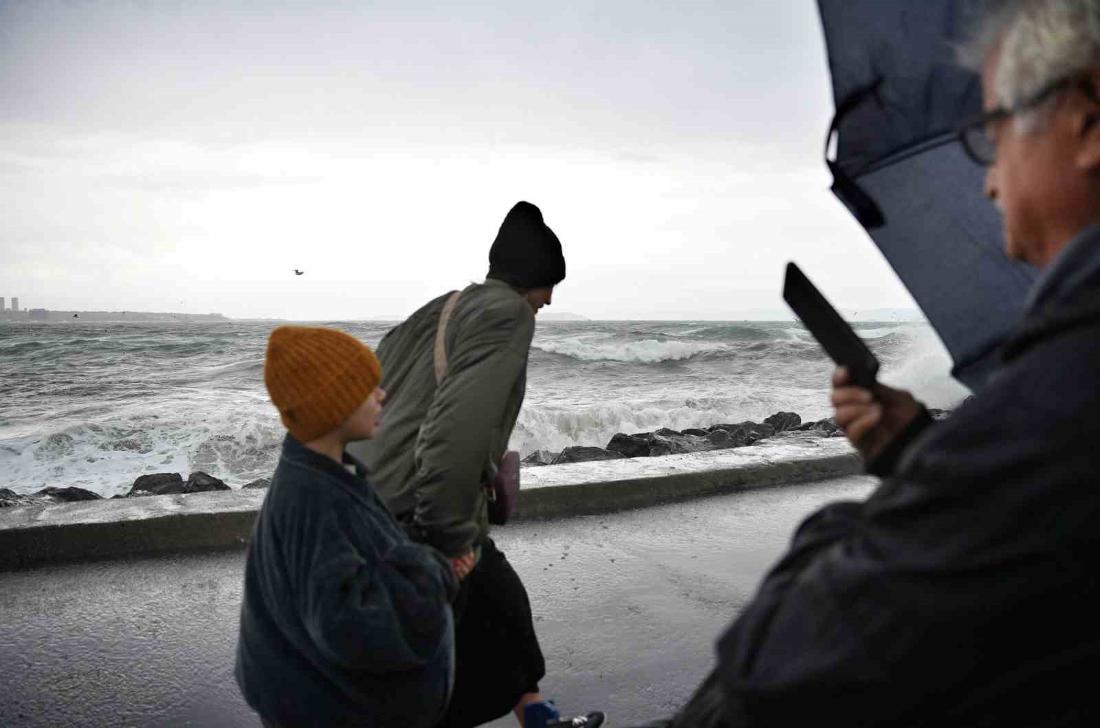 Şiddetli lodosa aldırış etmeden fotoğraf yarışına girdiler
