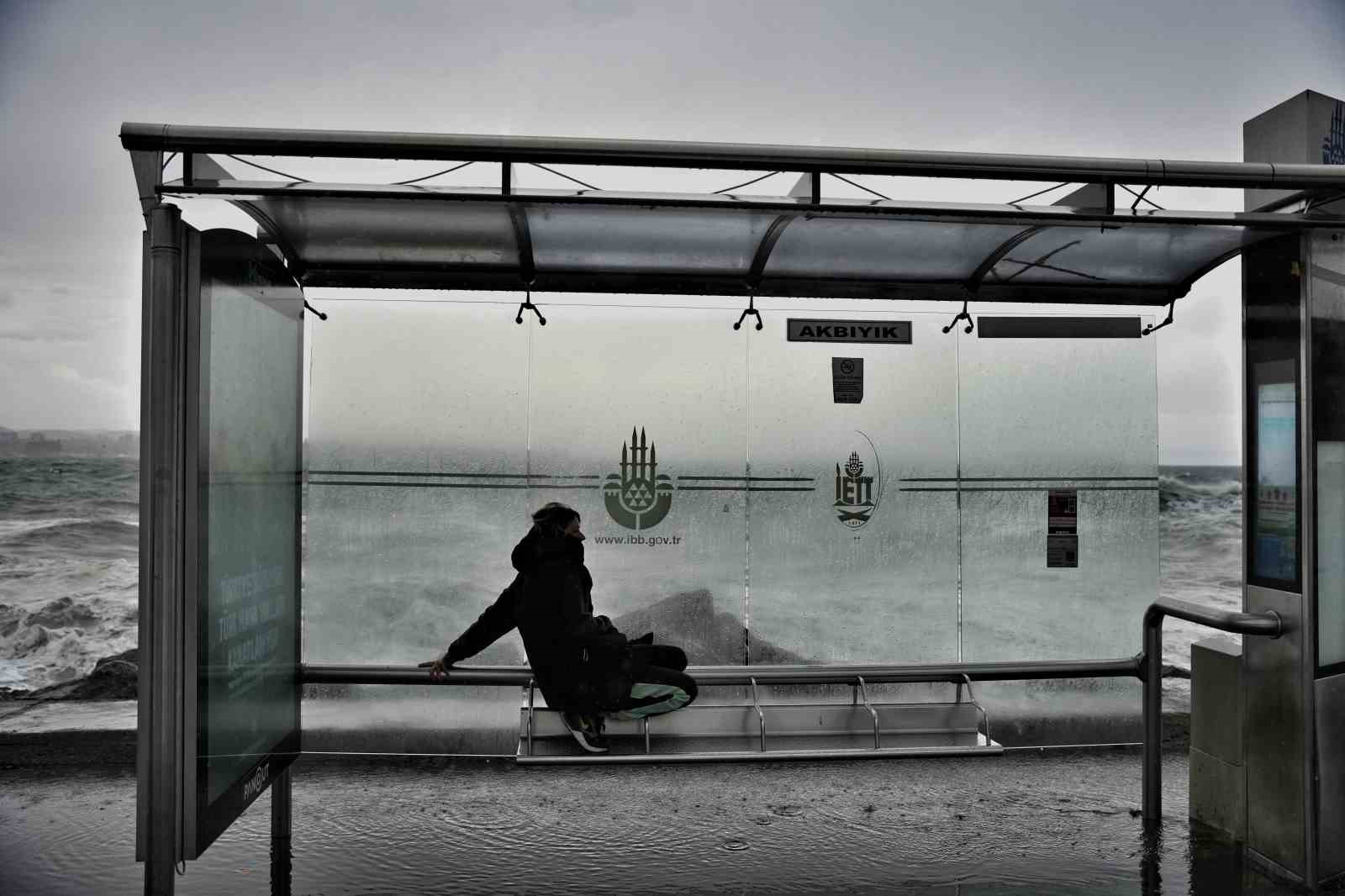 Şiddetli lodosa aldırış etmeden fotoğraf yarışına girdiler
