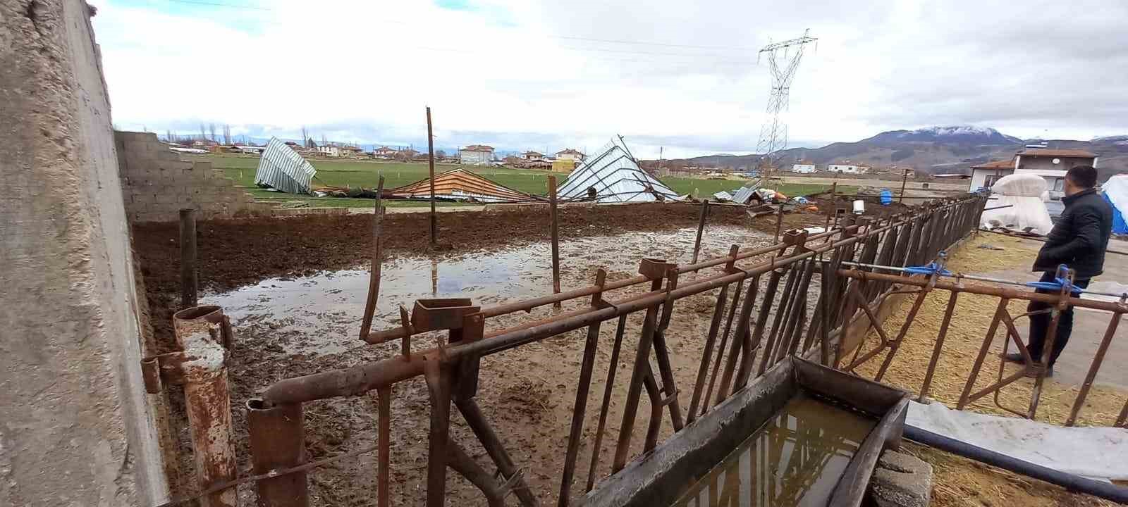 Şiddetli rüzgar ahırın çatısını uçurdu
