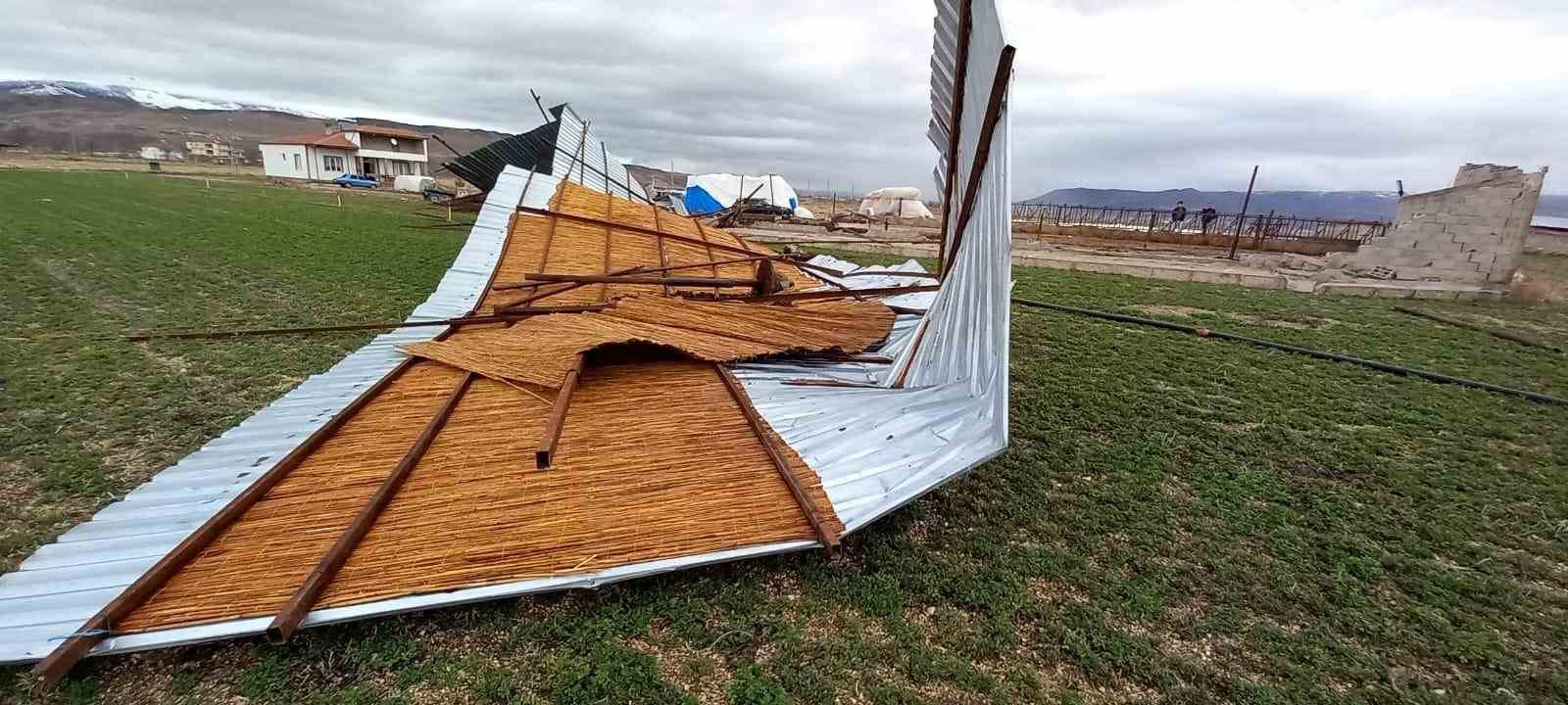 Şiddetli rüzgar ahırın çatısını uçurdu
