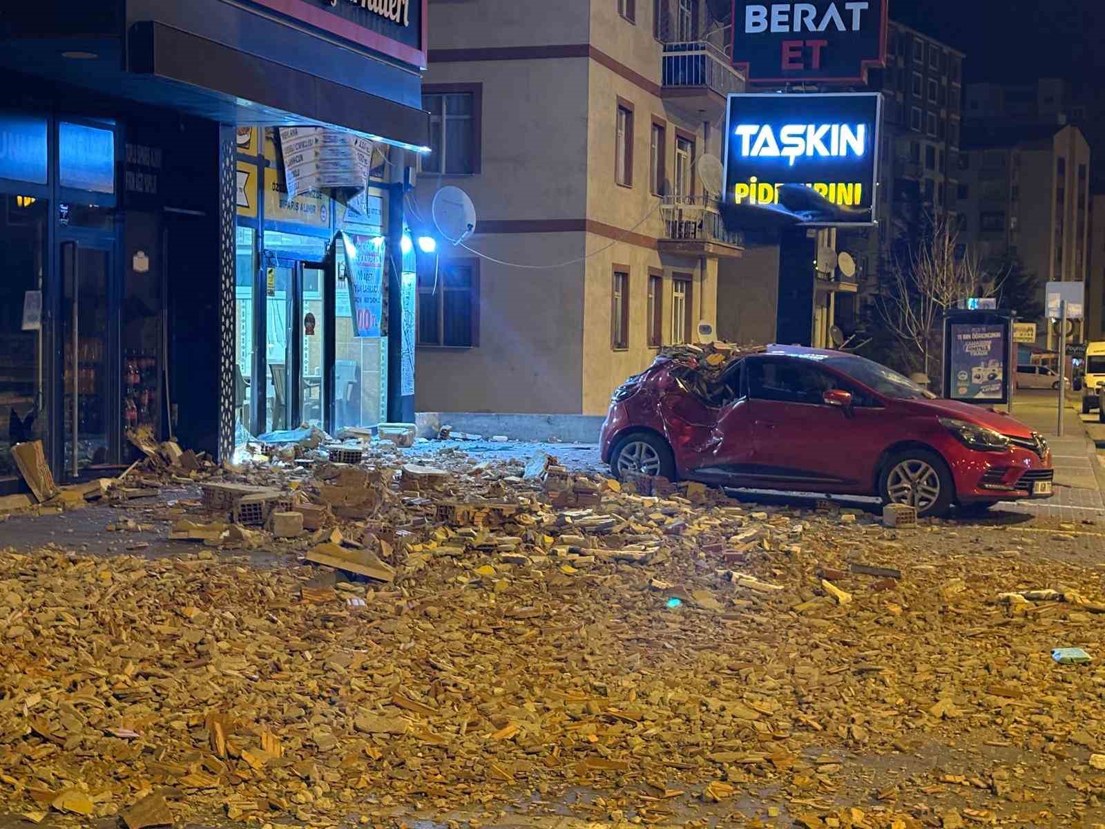 Şiddetli rüzgar binanın duvarını uçurdu
Şiddetli rüzgar binanın duvarını uçurdu