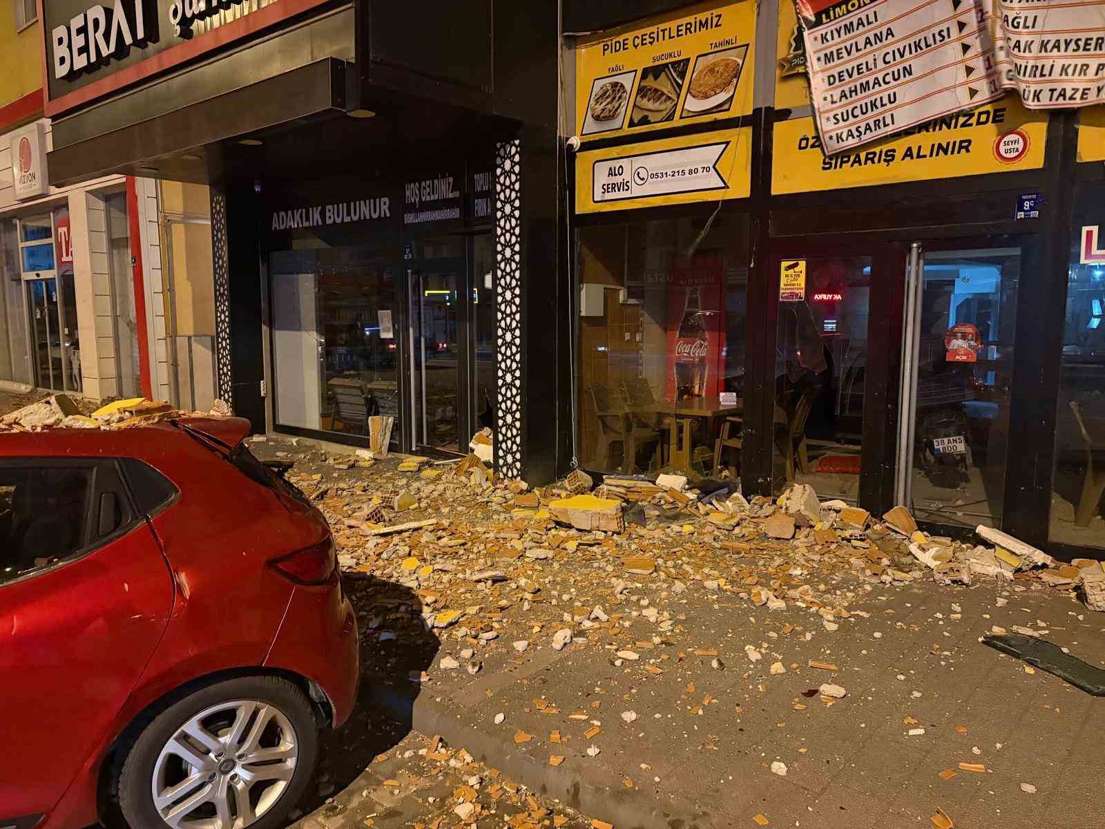 Şiddetli rüzgar binanın duvarını uçurdu
Şiddetli rüzgar binanın duvarını uçurdu