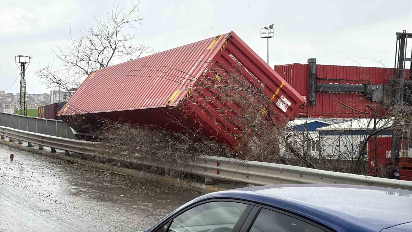 Şiddetli rüzgar eski gümrük sahasında konteynırları devirdi
