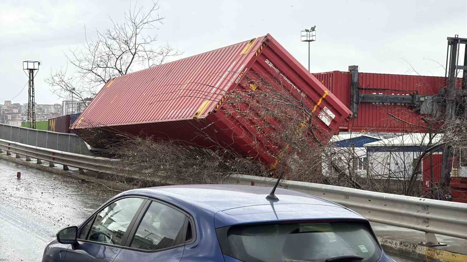 Şiddetli rüzgar eski gümrük sahasında konteynırları devirdi
