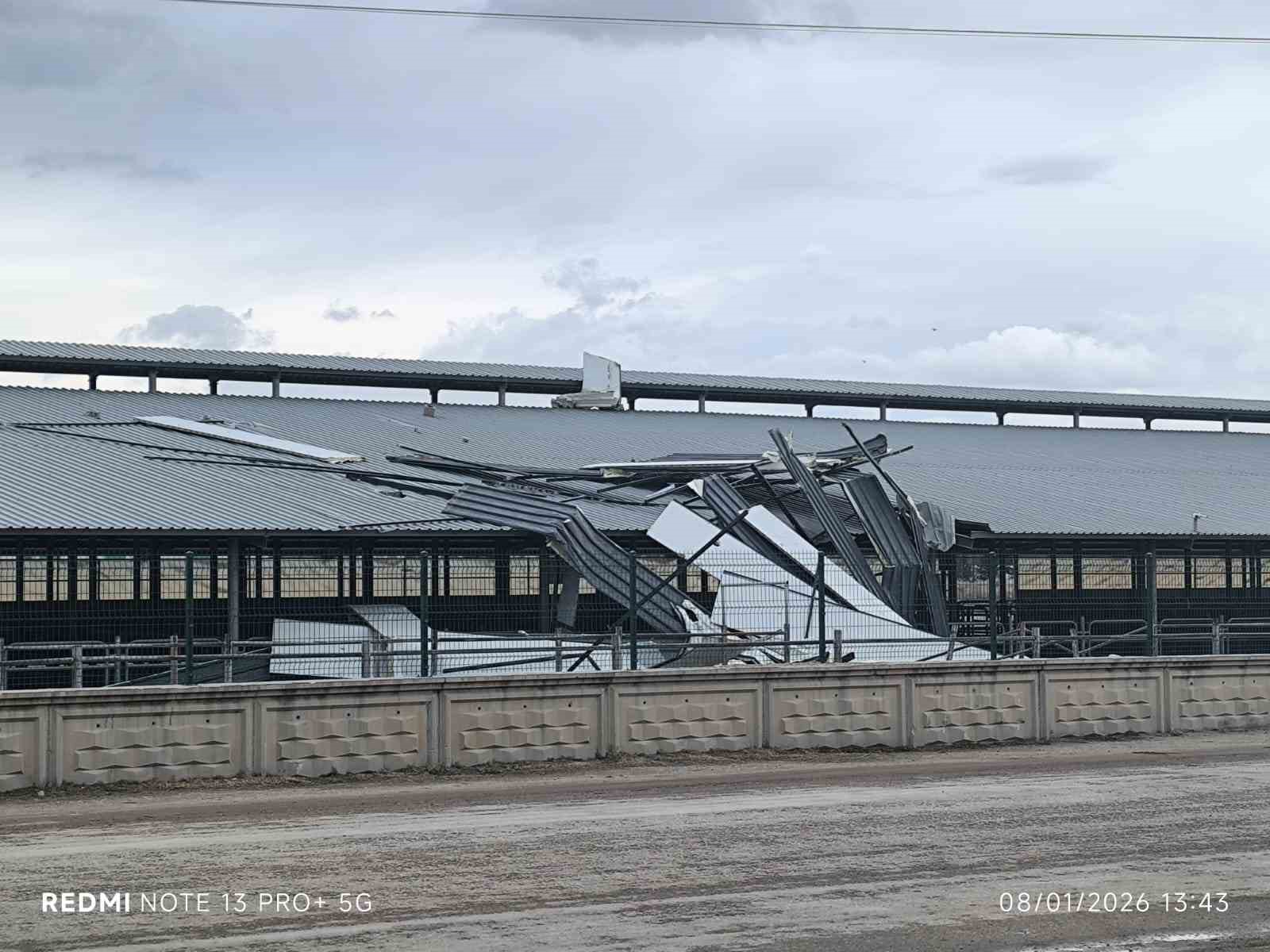 Şiddetli rüzgar işyerinin çatısını ucurdu
