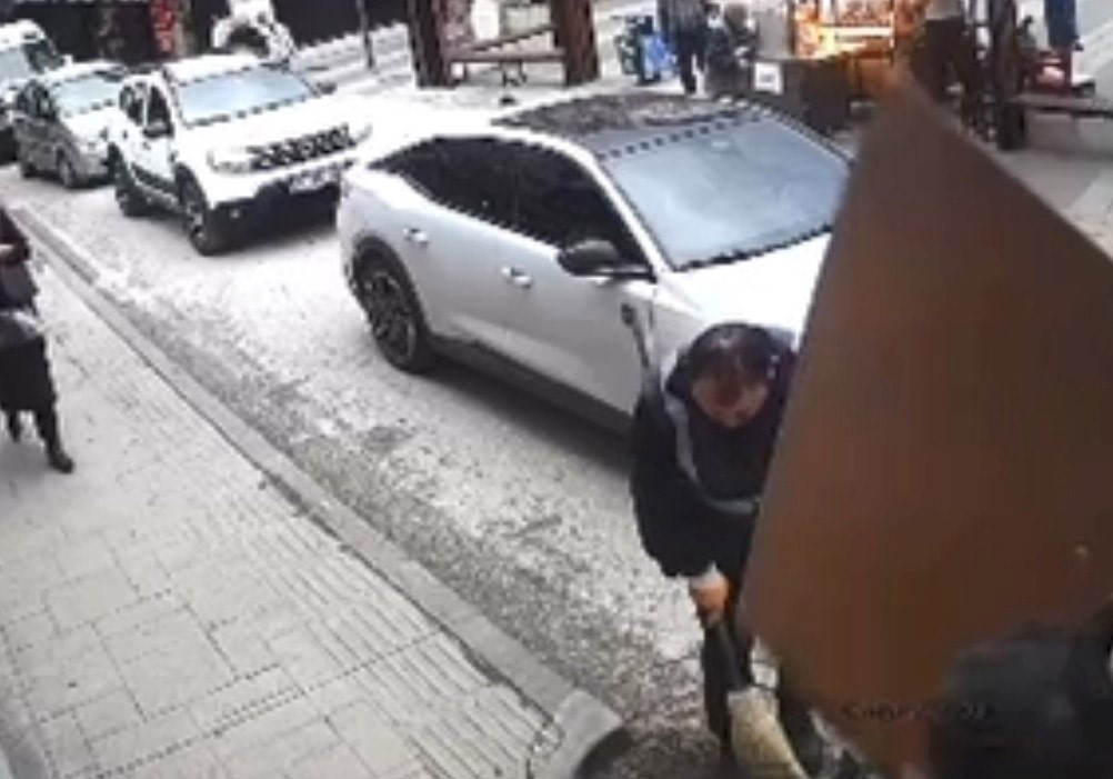 Şiddetli rüzgar nedeniyle düşen tabela, işçinin kafasına böyle çarptı: O anlar güvenlik kamerasında
Şiddetli rüzgar nedeniyle düşen tabela, işçinin kafasına böyle çarptı: O anlar güvenlik kamerasında