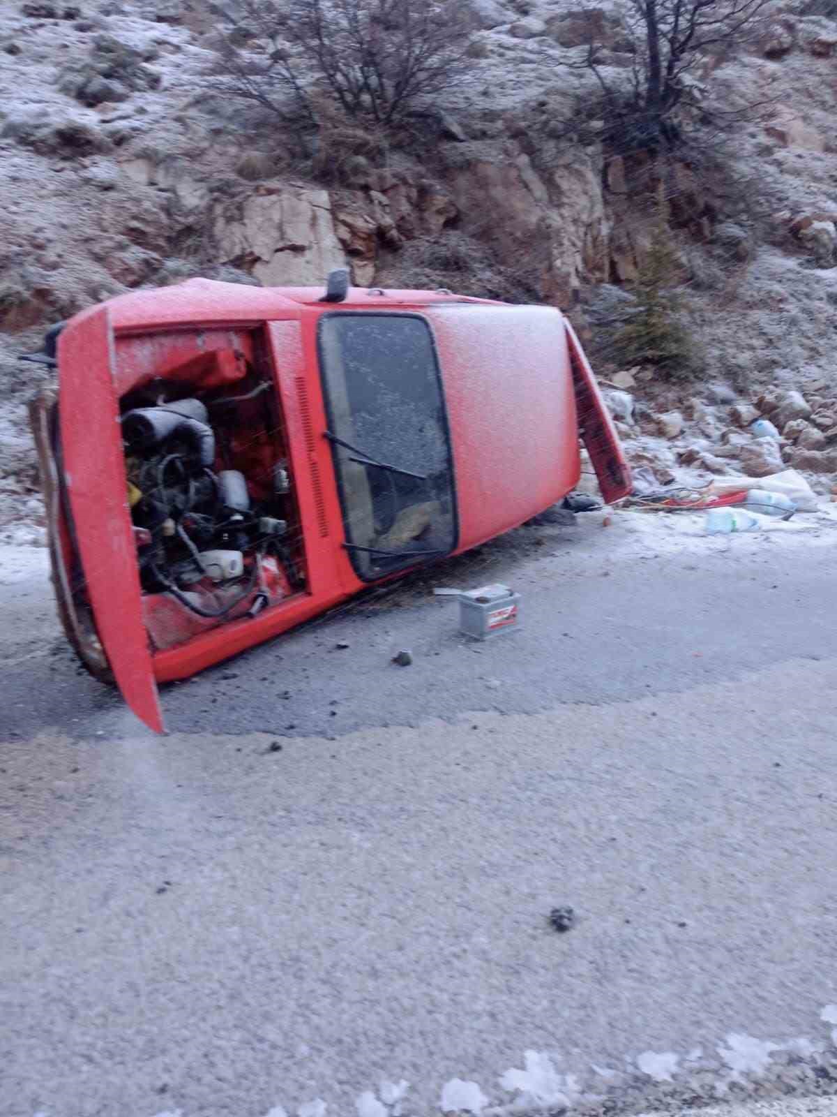 Şiddetli rüzgar otomobili yan yatırdı
